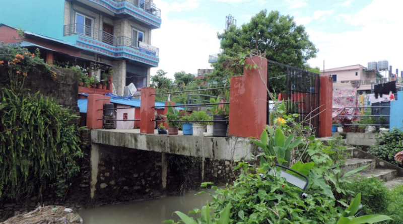 फिर्केखोला अतिक्रमण हटाउन पोखरा महानगरको अभियान सुरु, तीन ठाउँबाट एकसाथ डोजर चलाइँदै फिर्केखोला अतिक्रमण हटाउन पोखरा महानगरको अभियान सुरु, तीन ठाउँबाट एकसाथ डोजर चलाइँदै