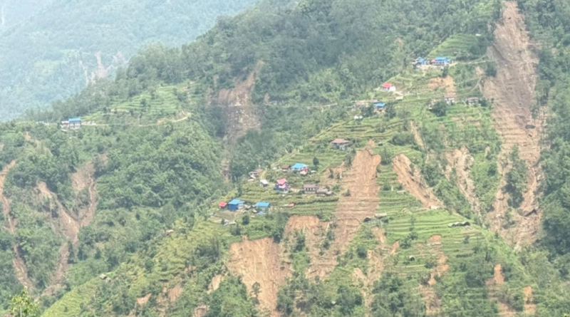 पाँचथरको च्याङथापूमा भीषण पहिरो : २६ घर उच्च जोखिममा, सडक र पूर्वाधारमा व्यापक क्षति