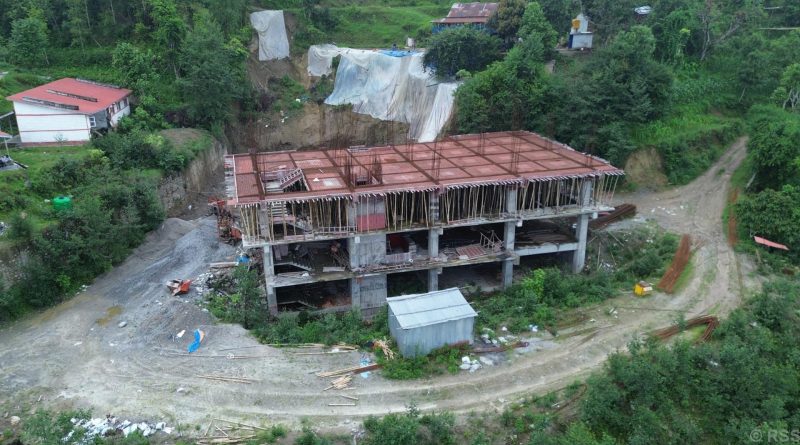 ठेकेदारको लापरबाहीले खोटाङमा १५ शय्याको अस्पताल निर्माण अलपत्र