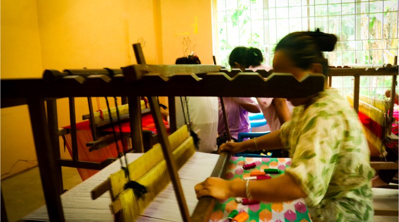बढ्दो बजार मागसँगै ढाका खादा निर्माण सीप सिक्दै मिक्लाजुङ–५ का महिला
