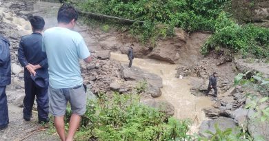 पंखु खोलाको बाढीले मध्यपहाडी लोकमार्ग अवरुद्ध, यातायात सेवा ठप्प