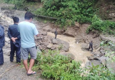 पंखु खोलाको बाढीले मध्यपहाडी लोकमार्ग अवरुद्ध, यातायात सेवा ठप्प