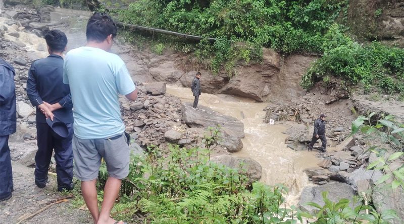 पंखु खोलाको बाढीले मध्यपहाडी लोकमार्ग अवरुद्ध, यातायात सेवा ठप्प