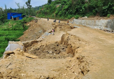 निर्माणाधीन ग्याबिन पर्खाल दोस्रो पटक भासियो, मध्यपहाडी लोकमार्गअन्तर्गतका बस्ती पहिरो जोखिममा