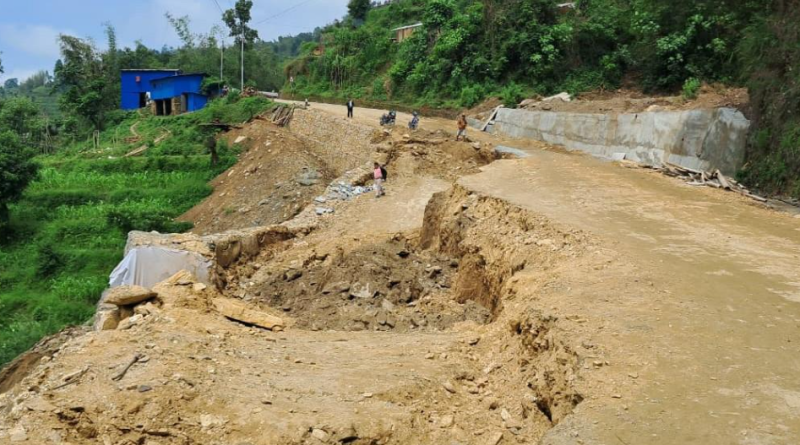 निर्माणाधीन ग्याबिन पर्खाल दोस्रो पटक भासियो, मध्यपहाडी लोकमार्गअन्तर्गतका बस्ती पहिरो जोखिममा