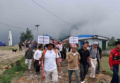 बाँदर आतंकले खोटाङका किसानको उठिबास, नियन्त्रणको माग गर्दै गाउँपालिका घेराउ