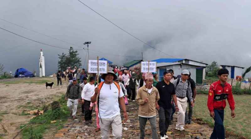 बाँदर आतंकले खोटाङका किसानको उठिबास, नियन्त्रणको माग गर्दै गाउँपालिका घेराउ