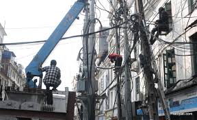 गर्मी र कम भोल्टेजका बीच इटहरी–२० मा जोखिमपूर्ण टेलिकम पोल हटाउने अभियान सुरु