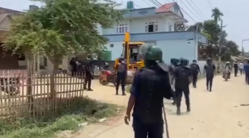 दुर्घटनामा संलग्न ट्याक्टर छुटाउन प्रहरीमाथि आक्रमण, सर्लाहीमा दुई पक्राउ