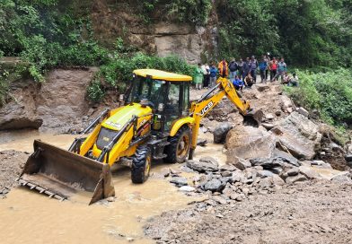 पुल नबन्दा बाढीले फेरि रोकेको यात्रा, दिक्तेल–चखेवाभञ्ज्याङ सडक सञ्चालनमा