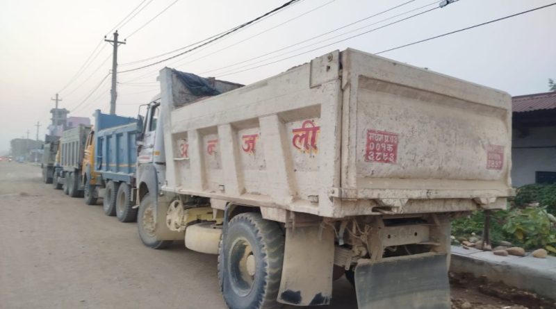 सिरहामा अवैध उत्खननविरुद्ध प्रहरीको कारबाही, १० टिपर र एक स्काभेटर नियन्त्रणमा
