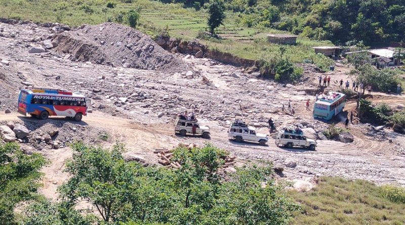 पुल नबन्दा पाँचथरका सडकमा वर्षेनी सास्ती, बाढीले डाइभर्सन बगाउँदा यातायात प्रभावित