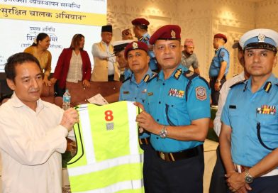 बढ्दो सिटी सफारी दुर्घटना रोक्न सुनसरीमा नयाँ अभियान ,चालकको पहिचानदेखि यात्रुको सुरक्षासम्म क्युआर कोडयुक्त पोसाक वितरण