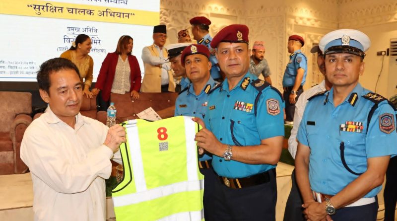 बढ्दो सिटी सफारी दुर्घटना रोक्न सुनसरीमा नयाँ अभियान ,चालकको पहिचानदेखि यात्रुको सुरक्षासम्म क्युआर कोडयुक्त पोसाक वितरण