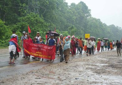 वर्षाले रोकियो मिटरब्याज पीडितको काठमाडौं मार्च, छाताको अभावले यात्रा प्रभावित वर्षाले रोकियो मिटरब्याज पीडितको काठमाडौं मार्च, छाताको अभावले यात्रा प्रभावित