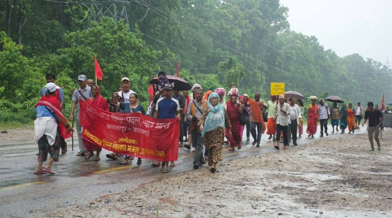 वर्षाले रोकियो मिटरब्याज पीडितको काठमाडौं मार्च, छाताको अभावले यात्रा प्रभावित वर्षाले रोकियो मिटरब्याज पीडितको काठमाडौं मार्च, छाताको अभावले यात्रा प्रभावित