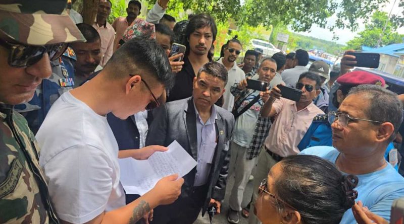 अदालतबाट सफाइ पाएपछि पनि न्यायको खोजीमा पीडित पक्ष, गृहमन्त्रीसमक्ष पुग्यो गुनासो अदालतबाट सफाइ पाएपछि पनि न्यायको खोजीमा पीडित पक्ष, गृहमन्त्रीसमक्ष पुग्यो गुनासो